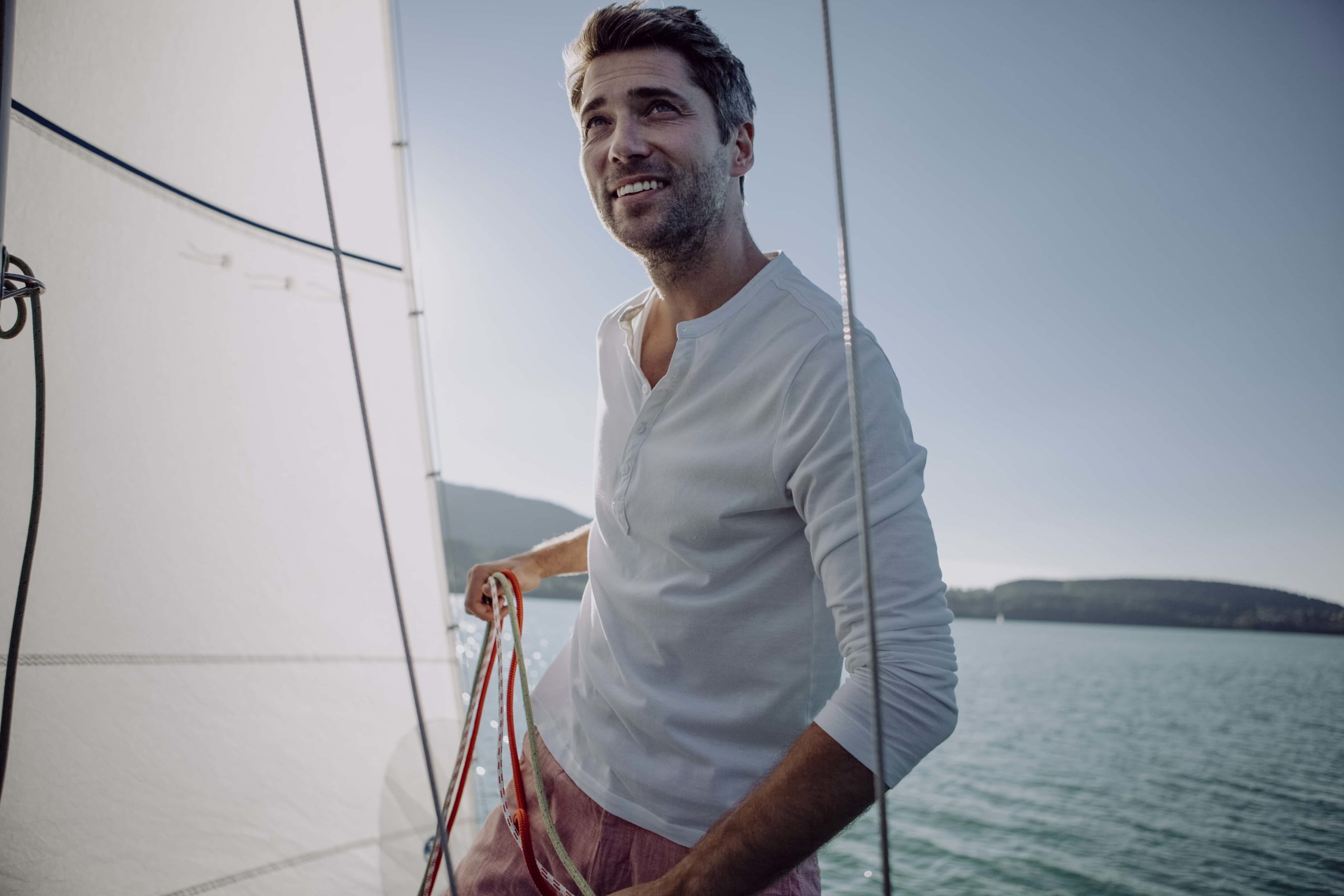 man sailing, enjoying retirement and his credit card benefits